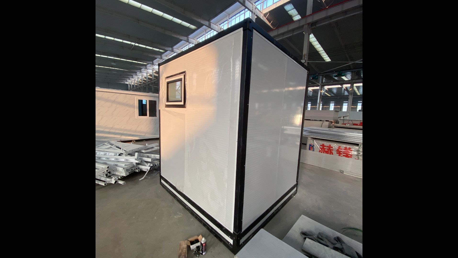 Bild på utomhus toalett + badrum