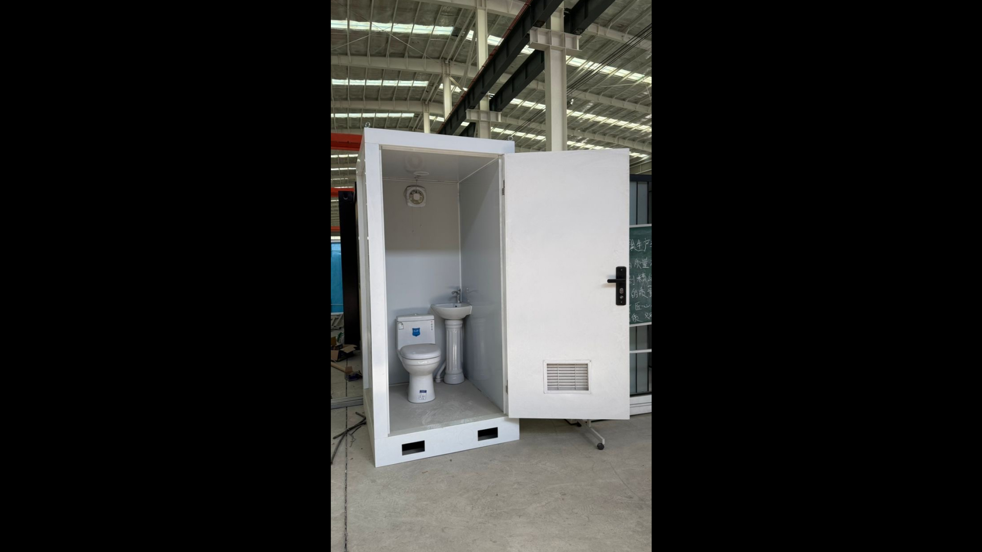 Bild på utomhus toalett + badrum